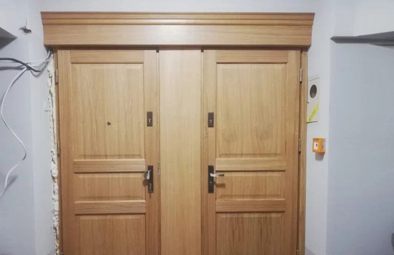 dwie pary drzwi
